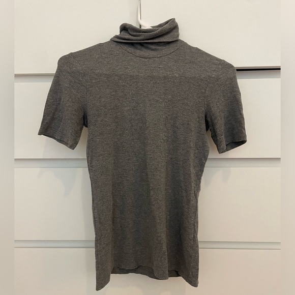 Theory gray short sleeve turtleneck top - Picture 1 of 2
